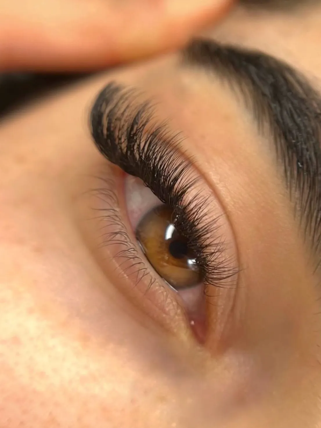 Gros plan de profil, cils volume intense